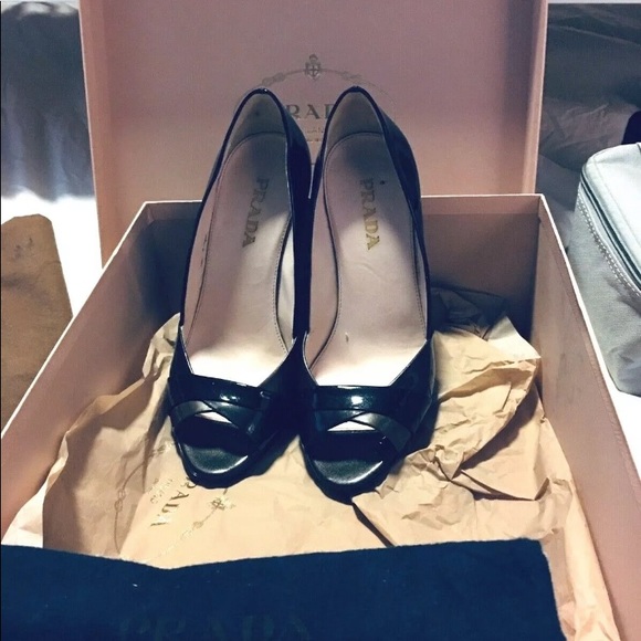 PRADA BLACK & GREY PATENT LEATHER OPEN TOE PUMPS 5 - Picture 7 of 11